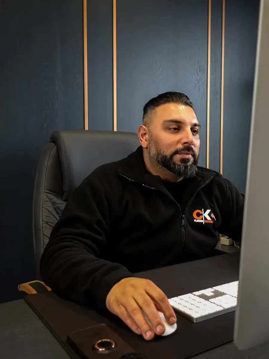 Emrah Carpisan an seinem Schreibtisch bei CK Fliesenhandel